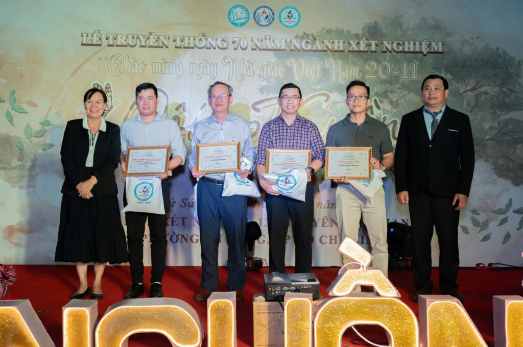 Read more about the article Mỹ Viện Thế Giới Sắc Đẹp tiếp tục đồng hành, trao tặng 8 suất học bổng trị giá 50 triệu đồng nhân dịp Lễ Truyền Thống 70 Năm Ngành Xét Nghiệm – Hướng Về Cội Nguồn