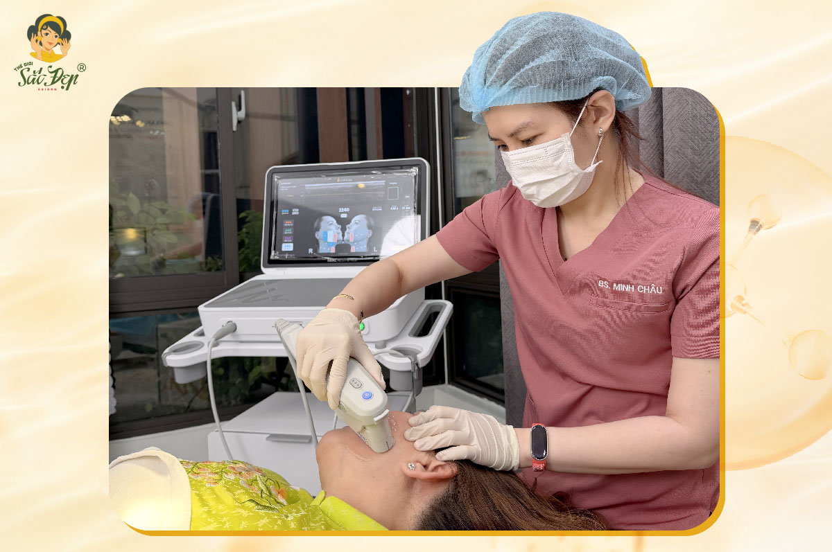 Bác sĩ Mỹ Viện Thế Giới Sắc Đẹp đang điều trị cho khách hàng